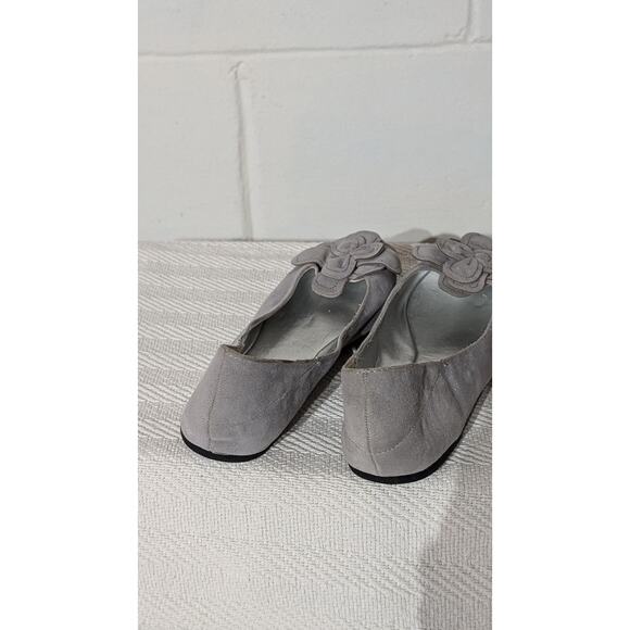 Charming Charlie Gray Suede Like Ballet Flats Flower Detail Slip On Shoes Size 7 - Picture 3 of 6